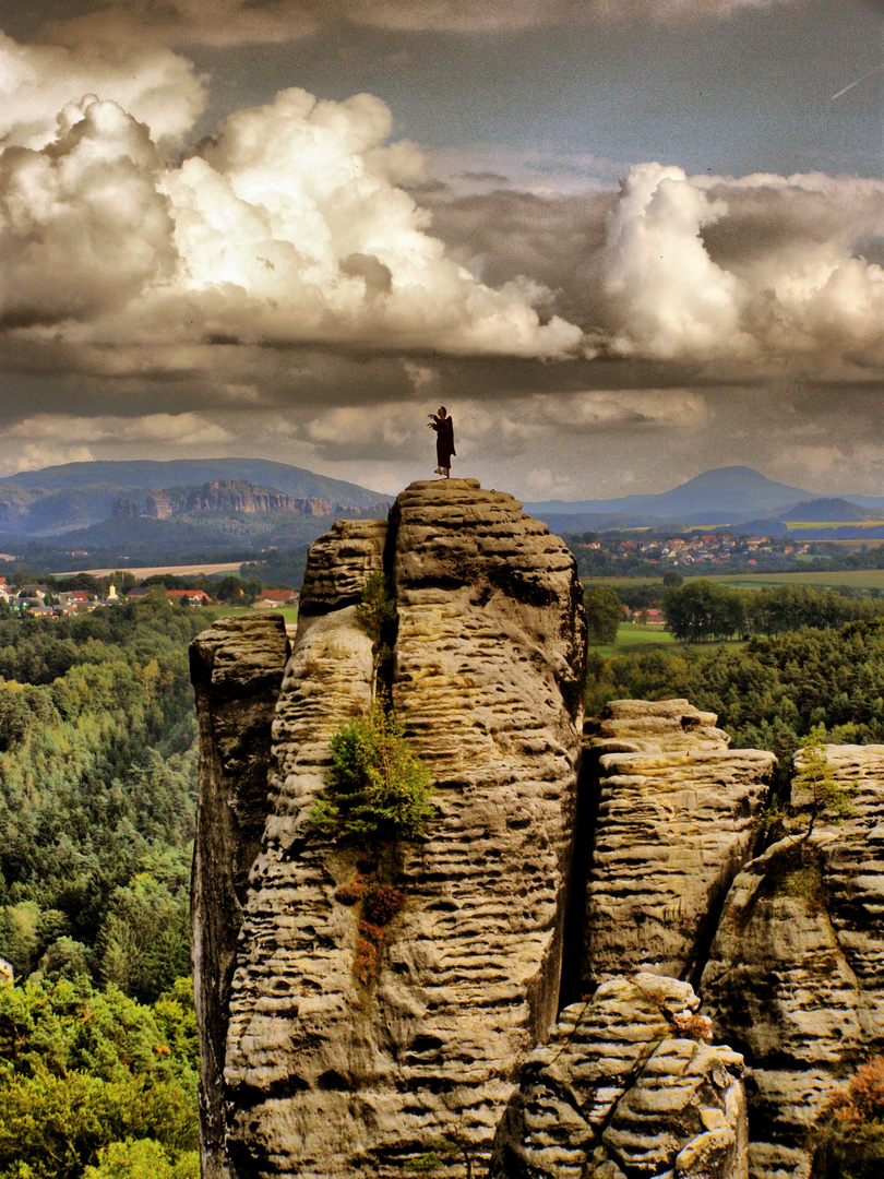 Blick von der Bastei auf den Kletterfelsen Mönch bei Rathen in der Sächsischen Schweiz