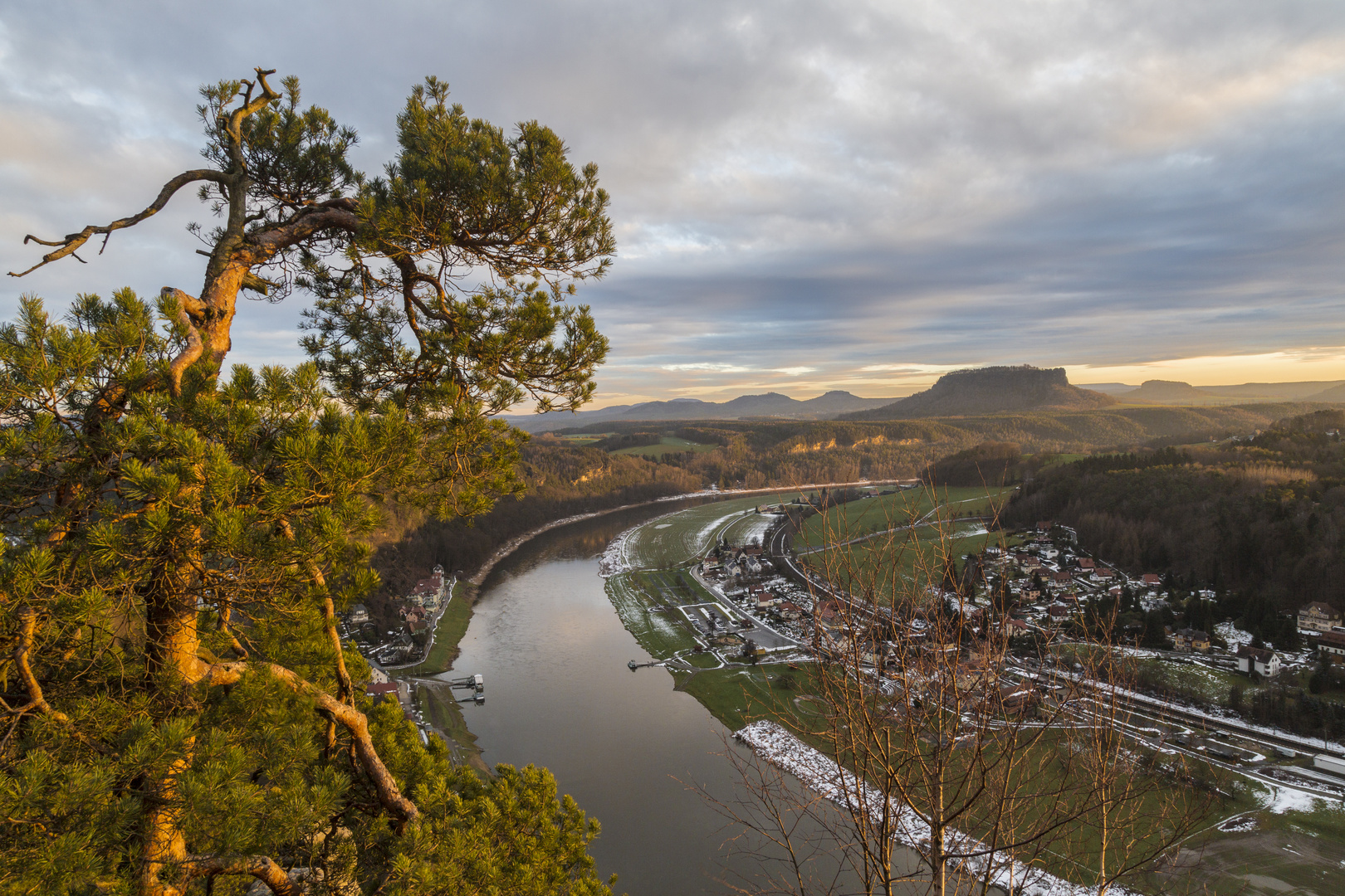 Blick von der Bastei auf die Elbe, den Kurort Rathen und den Lilienstein am Spätnachmittag