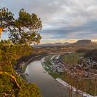 Blick von der Bastei auf die Elbe, den Kurort Rathen und den Lilienstein am Spätnachmittag