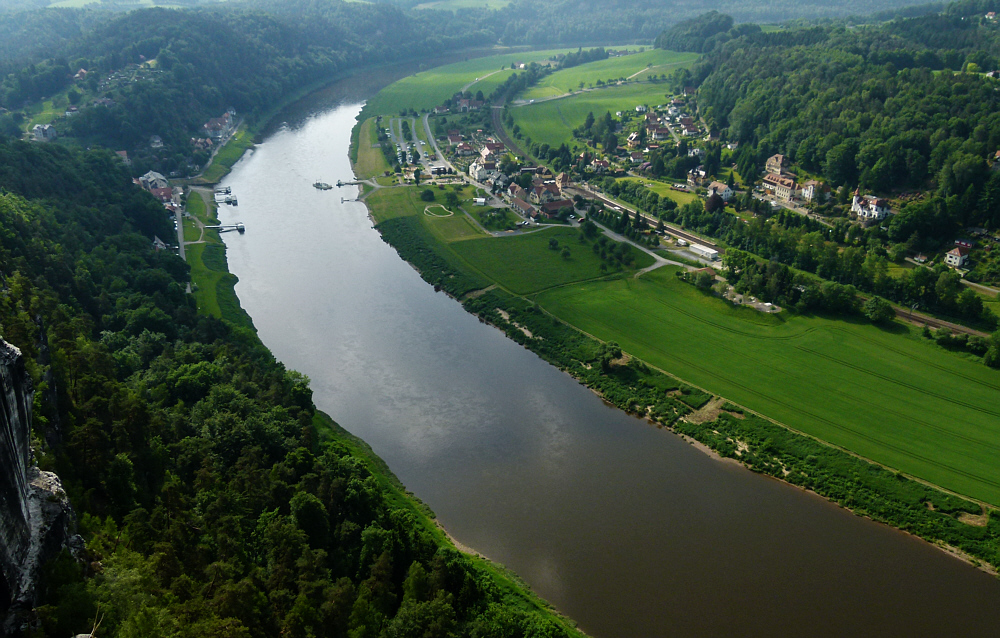 Blick von der Bastei auf die Elbe und dem Ort Rathen