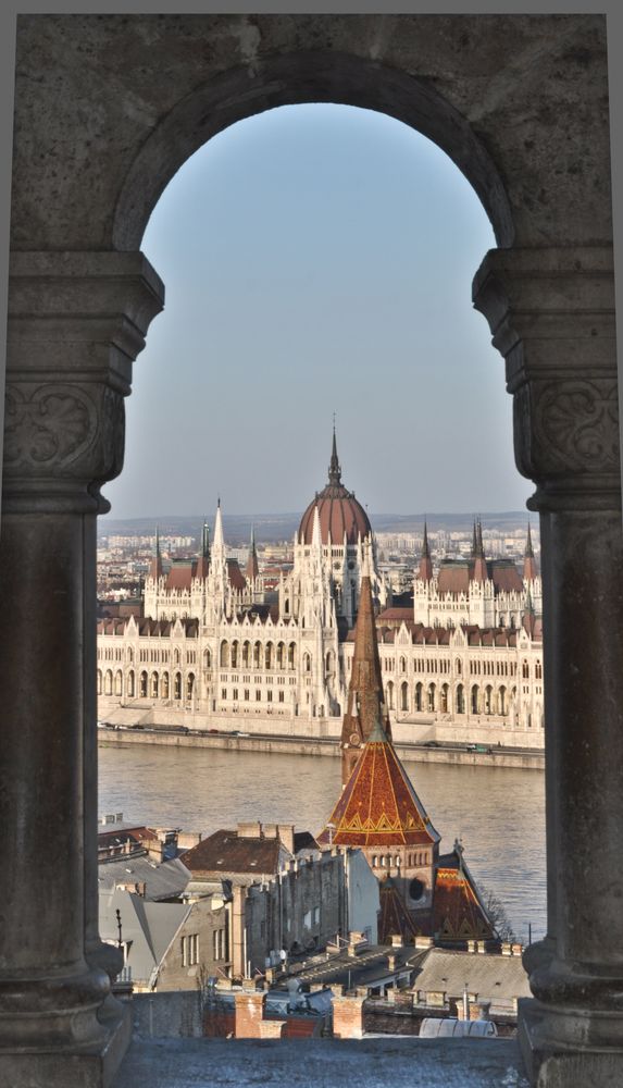 Blick von der Bastei auf Donau und Parlament in Budapest.