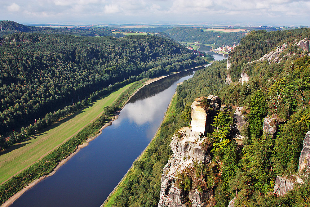 Blick von der Bastei ( Nationalpark Sächsische Schweiz) Richtung elbabwärts, wobei...