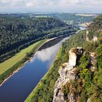 Blick von der Bastei ( Nationalpark Sächsische Schweiz) Richtung elbabwärts, wobei...