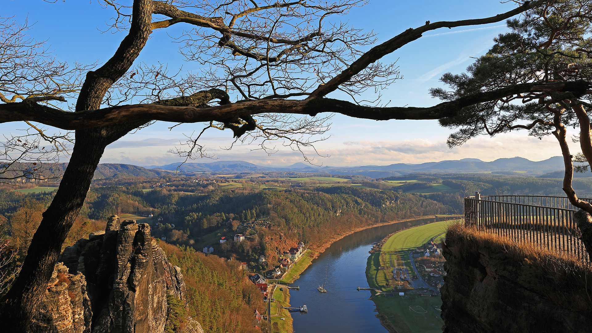 Blick von der Bastei zum Rosenberg, in die Sächsische Schweiz und auf die Elbe