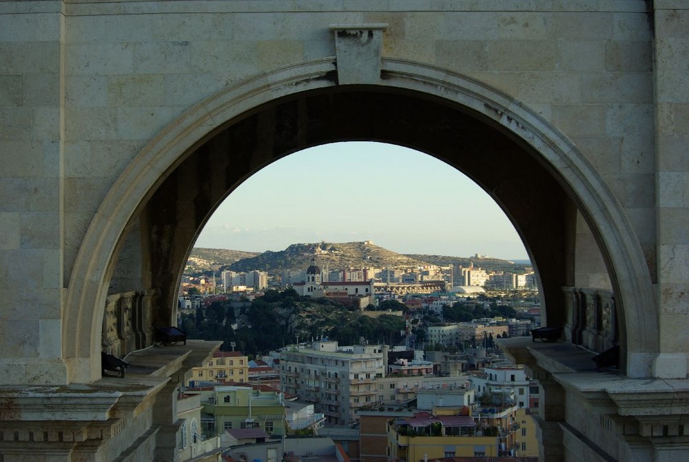 Blick von der Bastione d. S. Remy in Cagliari auf einen naheliegenden Berg