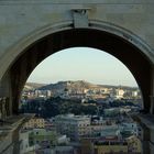 Blick von der Bastione d. S. Remy in Cagliari auf einen naheliegenden Berg