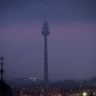 Blick von der Bauernfeindsiedlung in Nürnberg bei Dämmerung  Richtung Fernsehturm