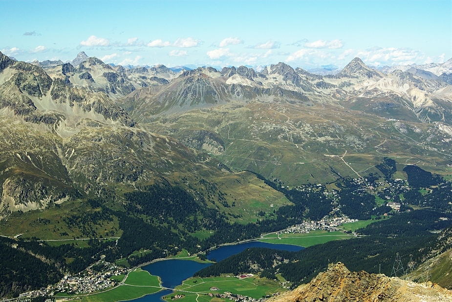 Blick von der Bergstation des Corvatsch auf die engadiner Seen.