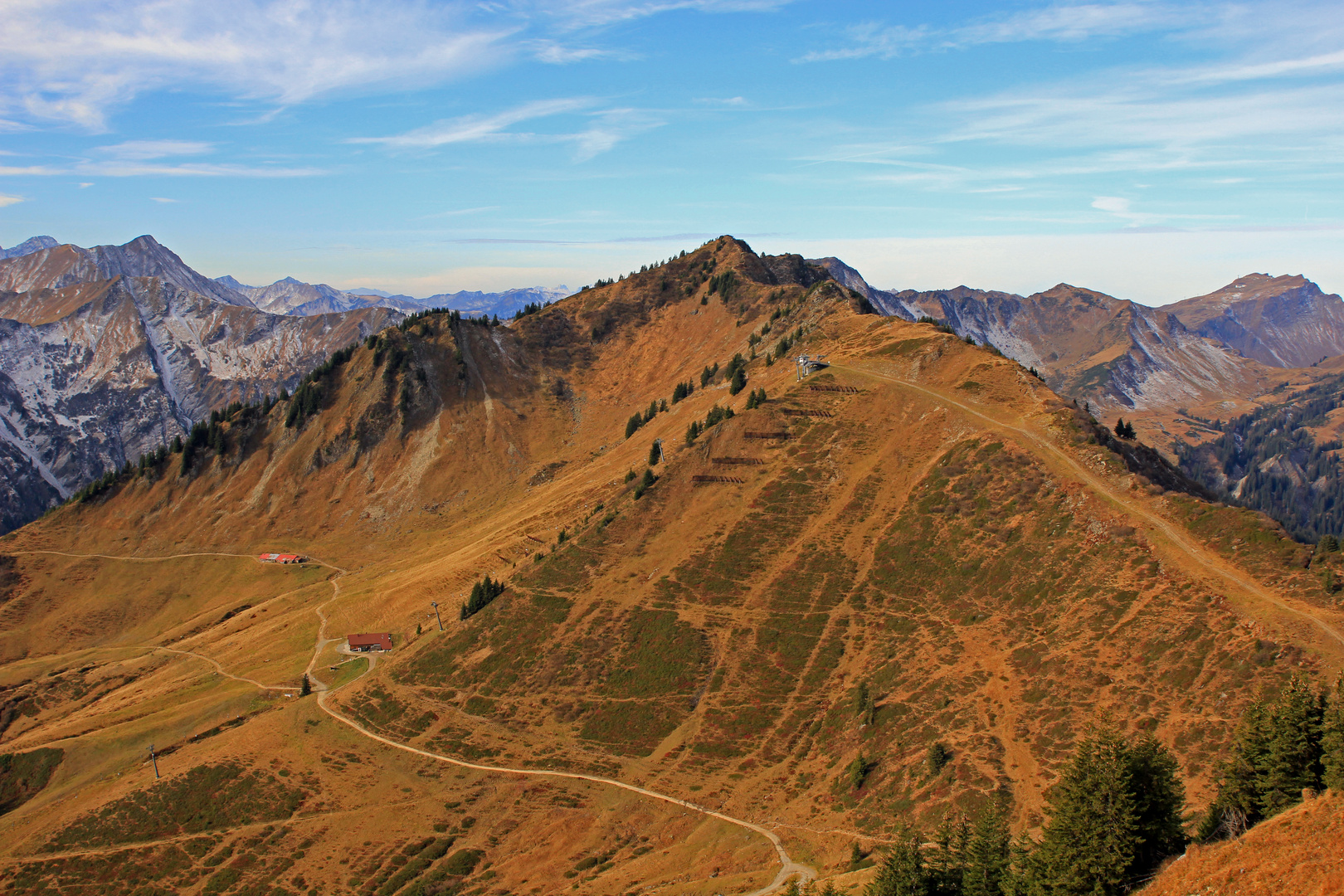 Blick von der Bergstation Walmendingerhornbahn (1.960 m) in Österreich 1