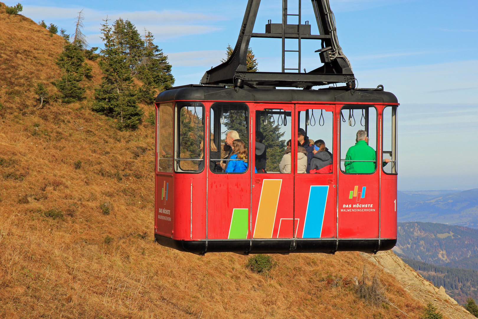 Blick von der Bergstation Walmendingerhornbahn (1.960 m) in Österreich 11 (Gondel)