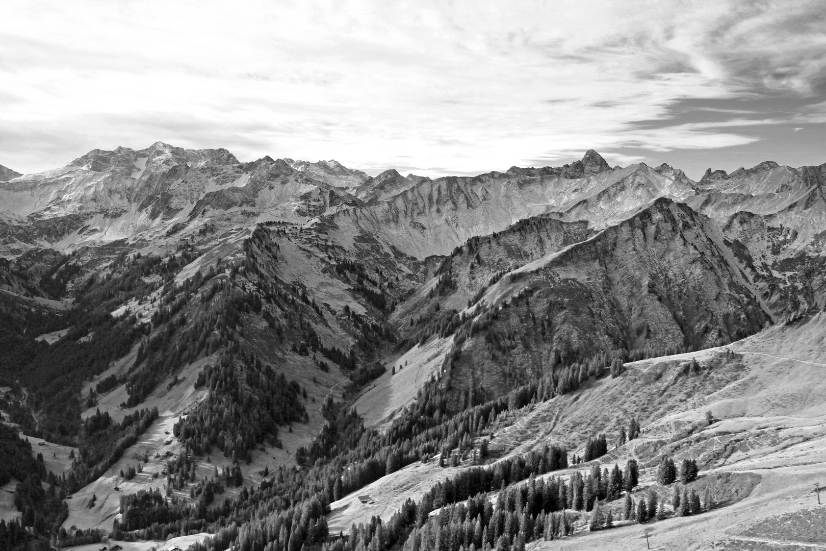 Blick von der Bergstation Walmendingerhornbahn (1.960 m) in Österreich 12