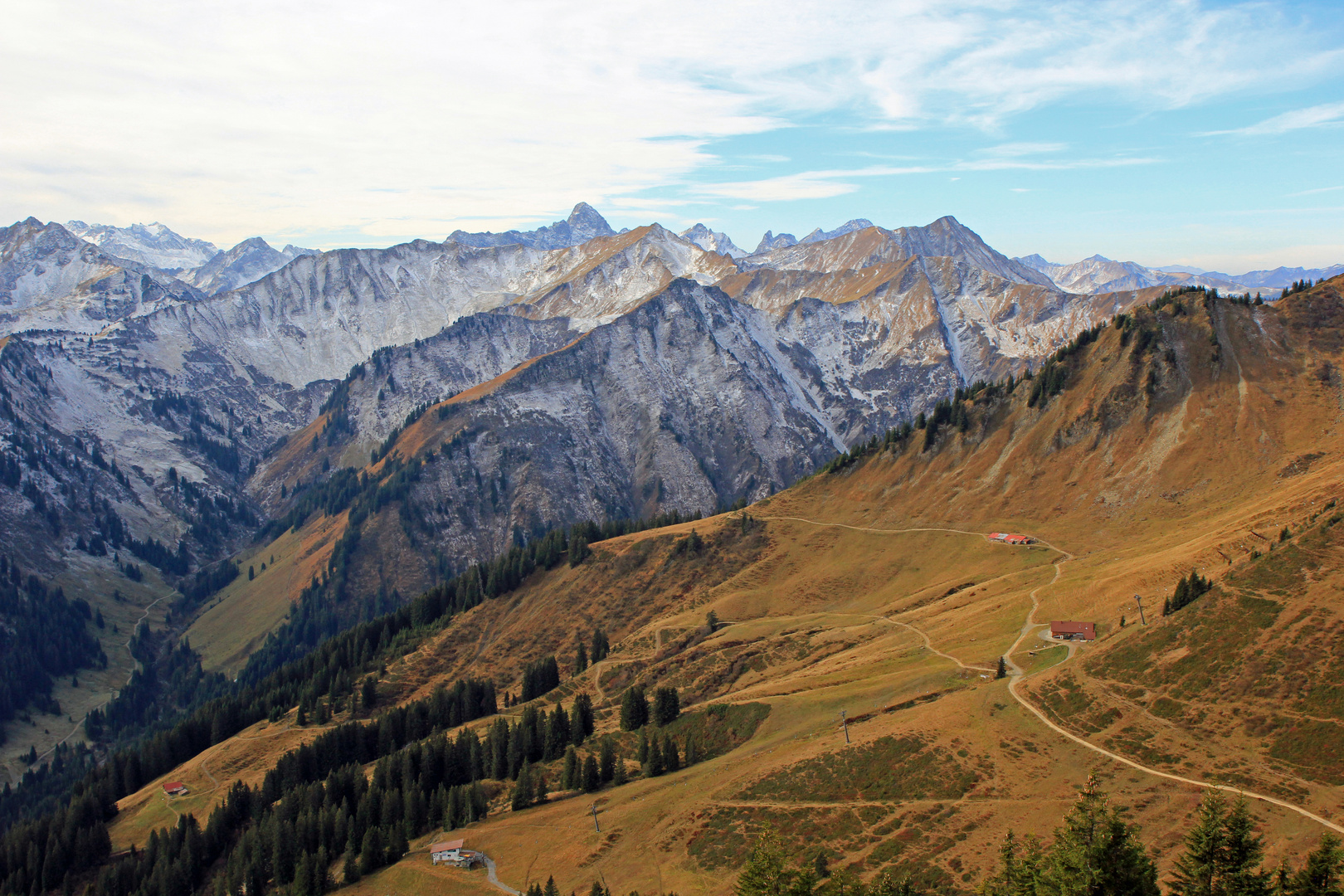 Blick von der Bergstation Walmendingerhornbahn (1.960 m) in Österreich 13