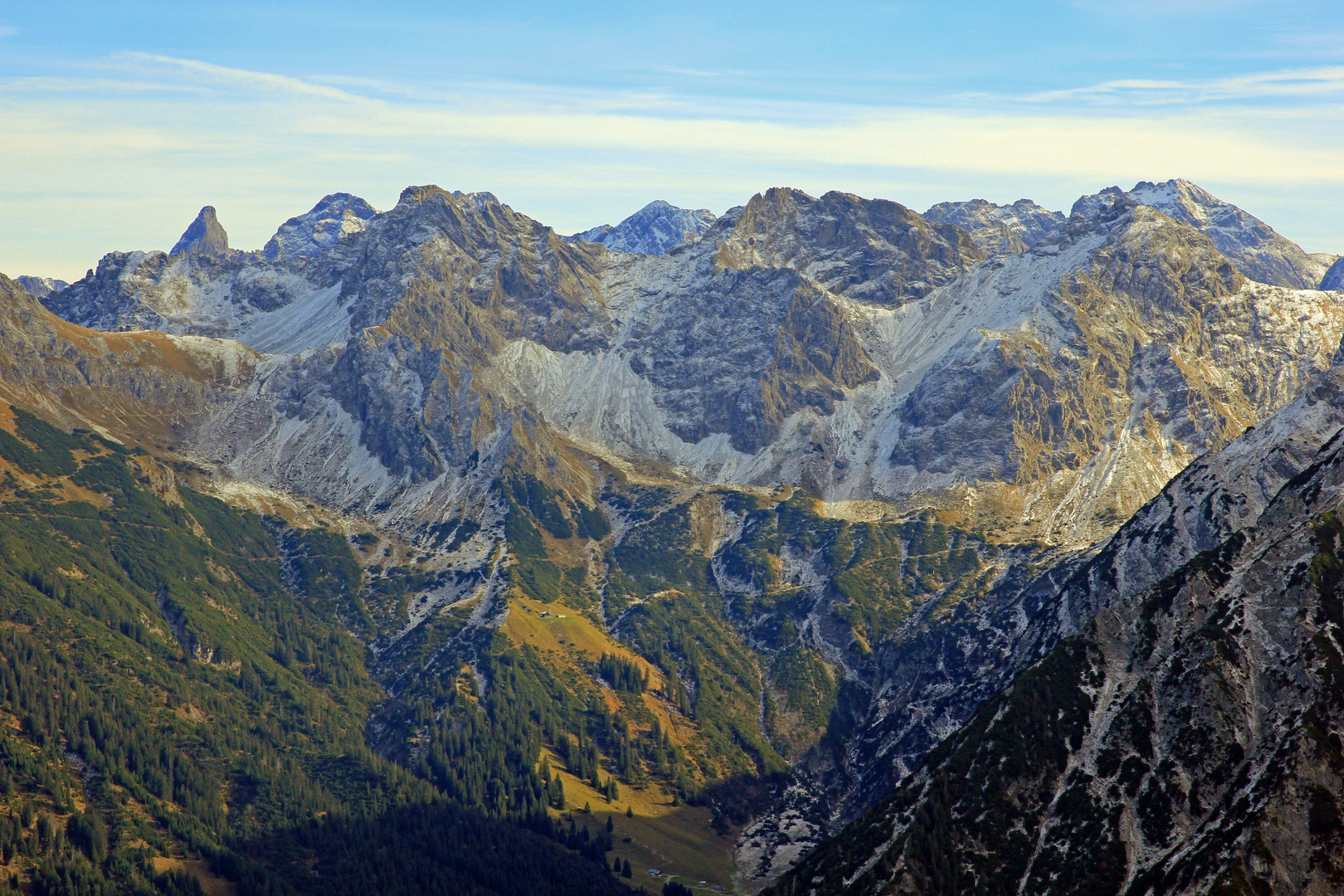 Blick von der Bergstation Walmendingerhornbahn (1.960 m) in Österreich 3