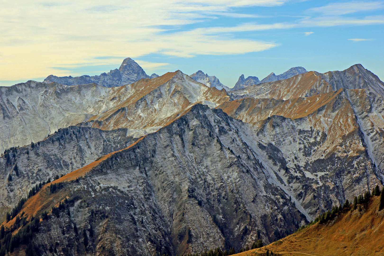 Blick von der Bergstation Walmendingerhornbahn (1.960 m) in Österreich 4