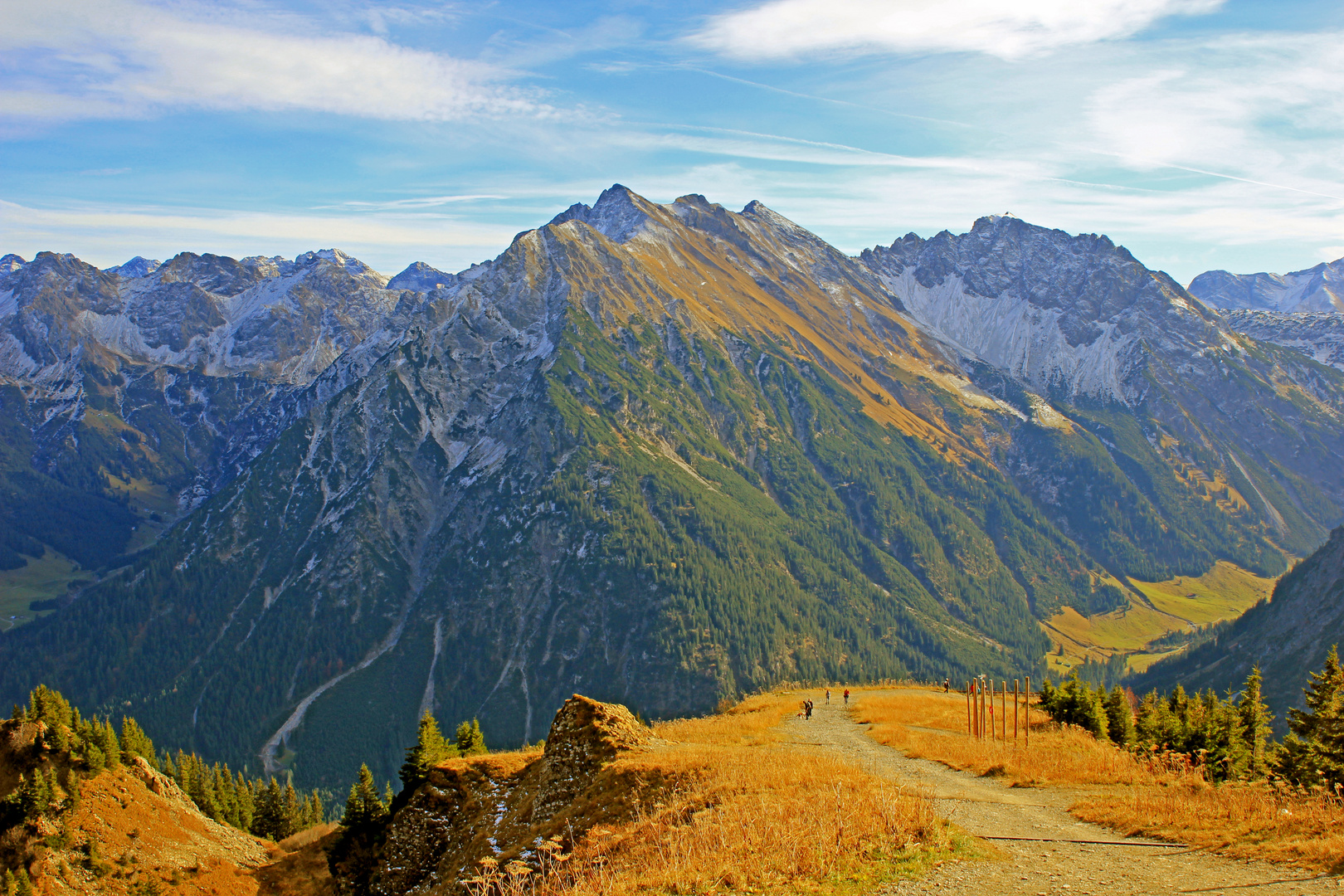 Blick von der Bergstation Walmendingerhornbahn (1.960 m) in Österreich 5