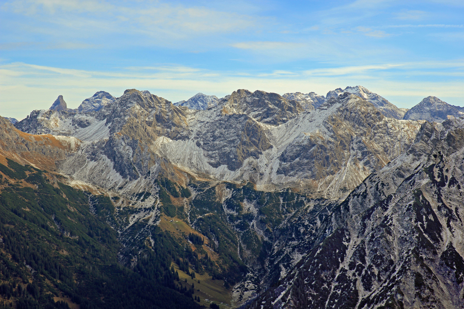 Blick von der Bergstation Walmendingerhornbahn (1.960 m) in Österreich 6