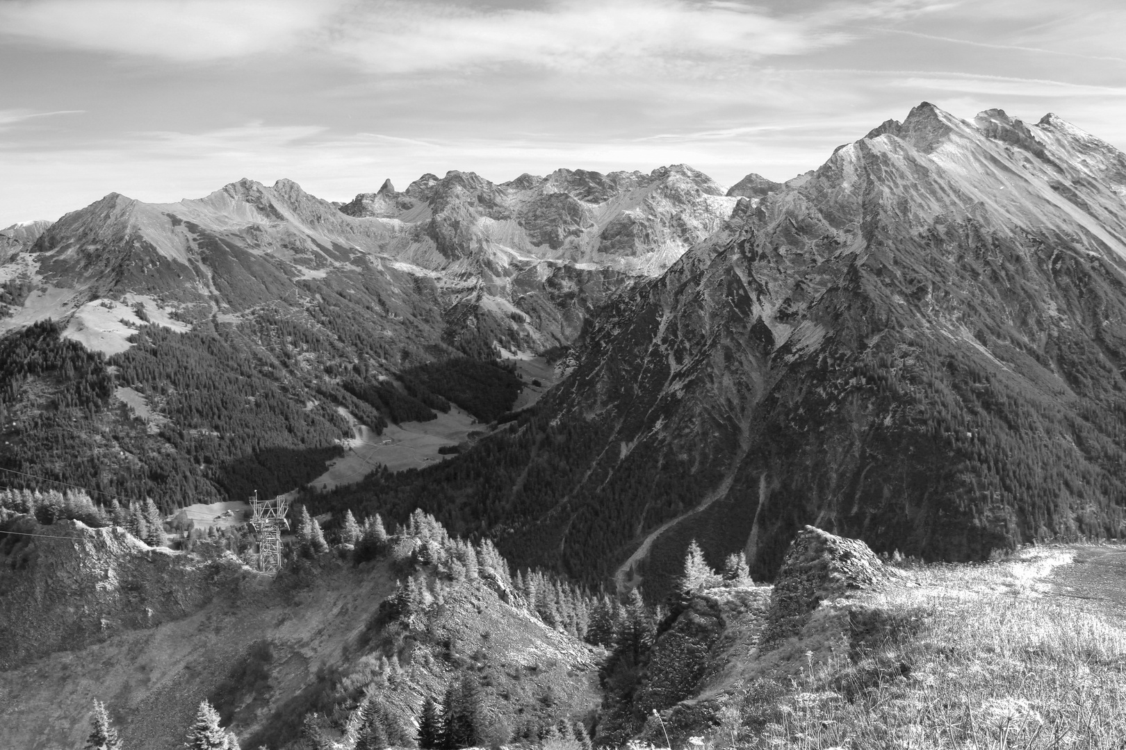 Blick von der Bergstation Walmendingerhornbahn (1.960 m) in Österreich 9 (s/w)