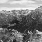 Blick von der Bergstation Walmendingerhornbahn (1.960 m) in Österreich 9 (s/w)