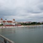 Blick von der Binzer Seebrücke auf Kurhaus und Strand