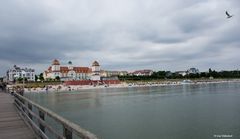 Blick von der Binzer Seebrücke auf Kurhaus und Strand