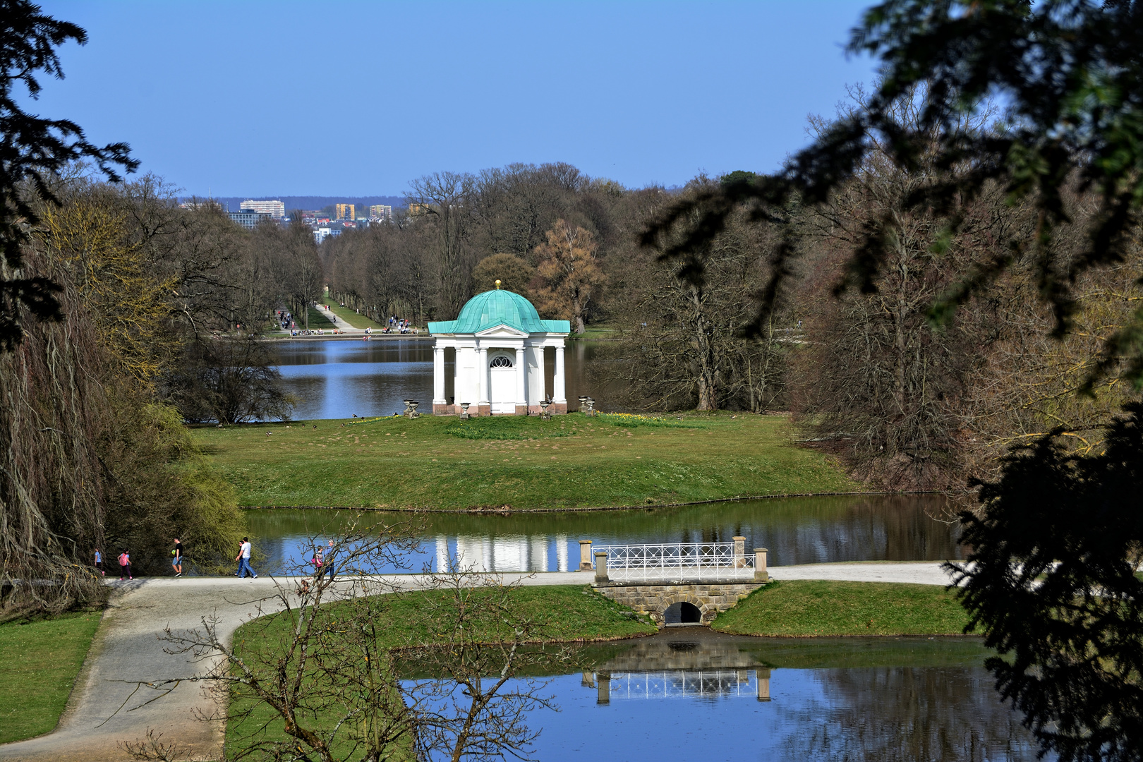 Blick von der Blumeninsel Siebenbergen auf die Karlsaue in Kassel