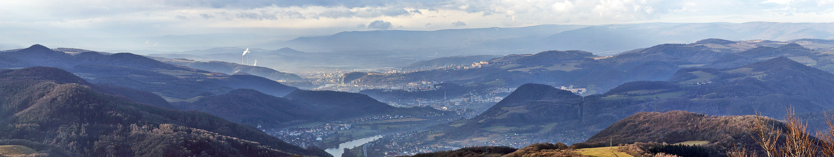 Blick von der  böhmischen Bukova hora mit dem Sendeturm der rechtselbisch...