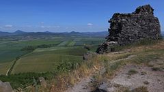 Blick von der Böhmischen Hazmburk (Hasenburg) zum Lovos...