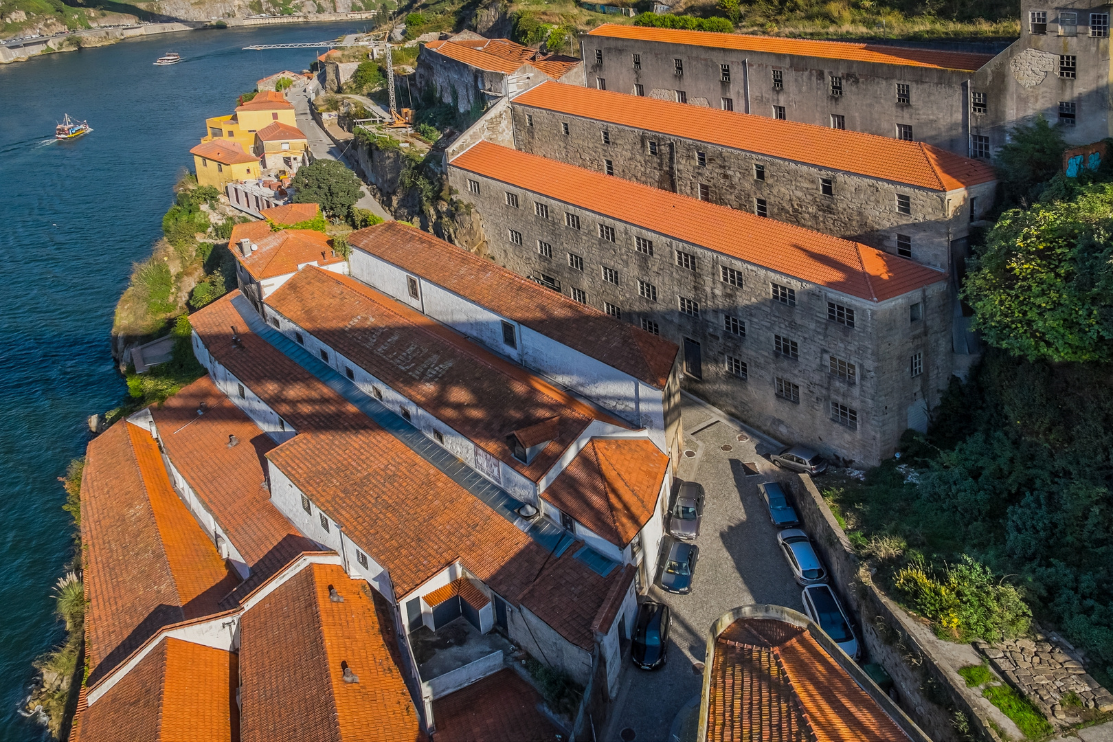 Blick von der Bogenbrücke in Porto direkt runter
