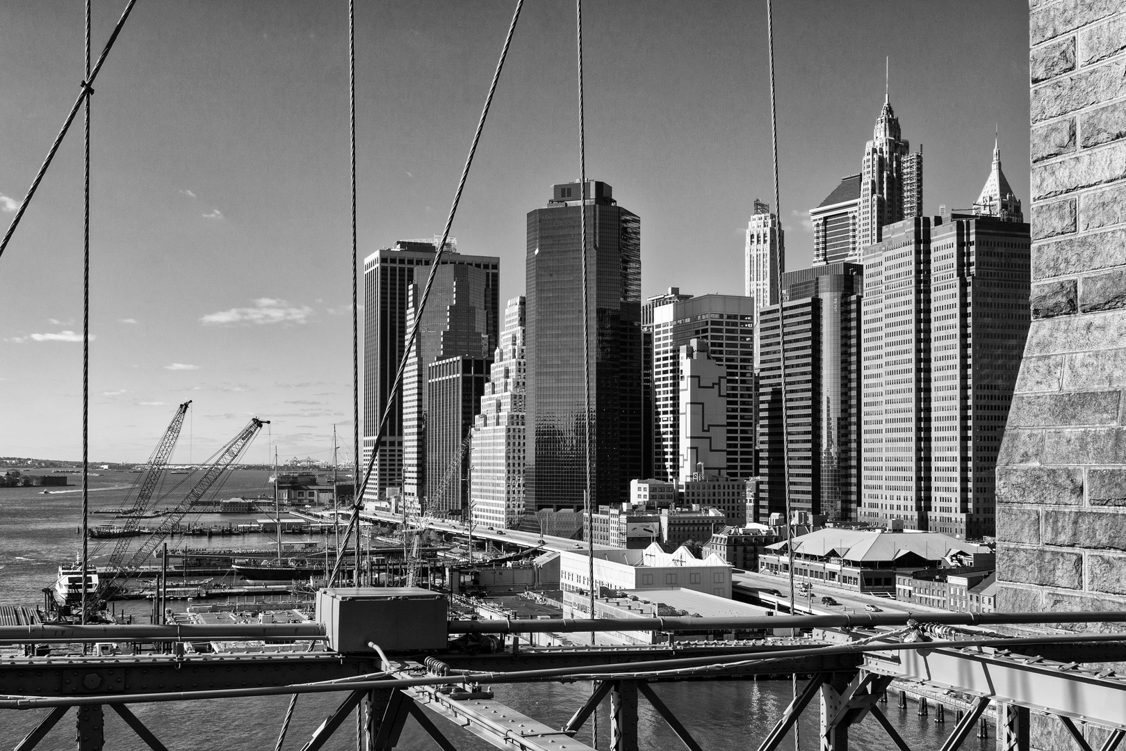 Blick von der Brooklyn Bridge auf den Hafen und Skyline