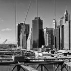 Blick von der Brooklyn Bridge auf den Hafen und Skyline