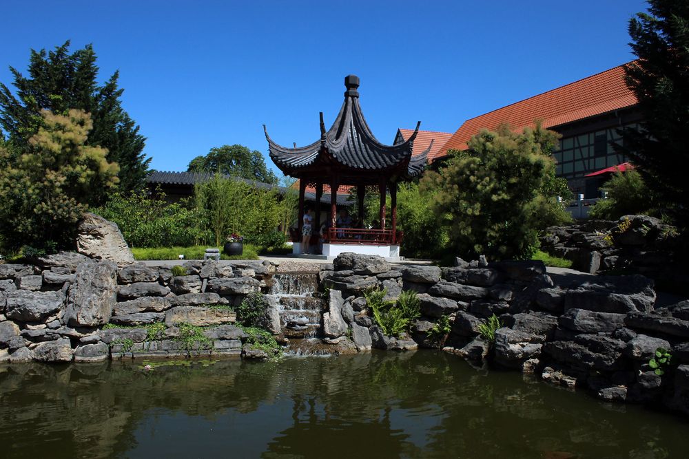 Blick von der Brücke auf der Wasserfall mit Pavillon