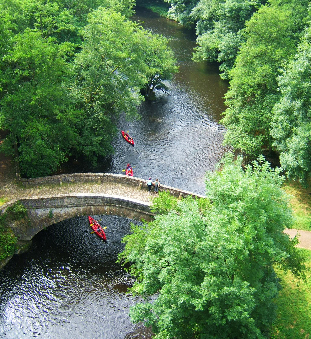 Blick von der Brücke auf eine Brücke