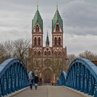 Blick von der Brücke zur Herz-Jesu-Kirche in Freiburg