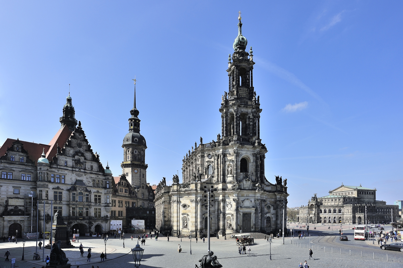 Blick von der Brühlschen Terrasse auf das Schloss, Katholische Hofkirche und Semperoper in Dresden