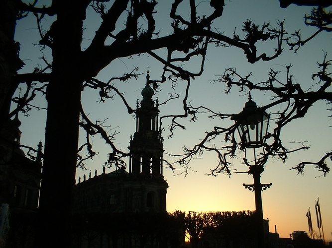 Blick von der Brühlschen Terrasse auf die Hofkirche