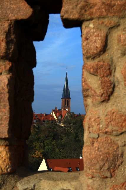 Blick von der Burg Giebichenstein in Halle zur Kirche Kröllwitz