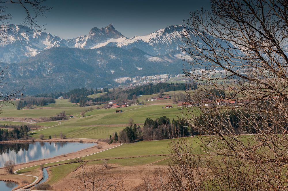 Blick von der Burg Hopfen auf die noch verschneiten BergeSC_9564-1