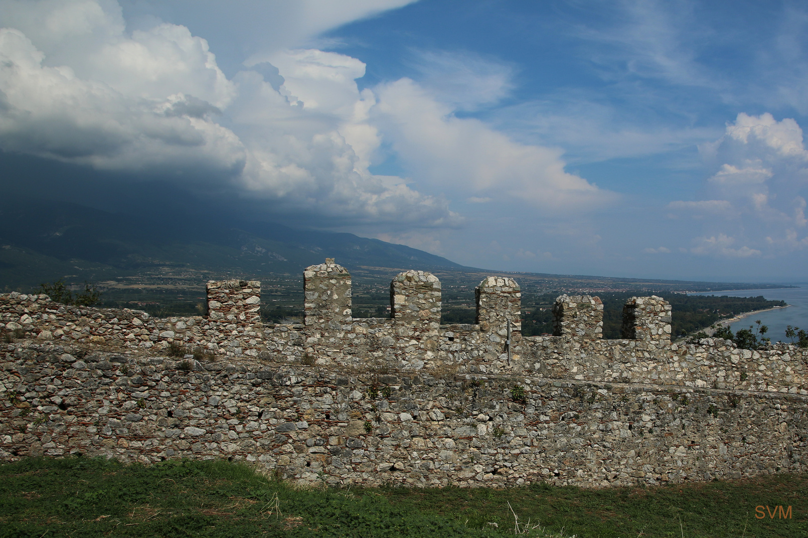 Blick von der Burg in Platamonas (Nordgriechenland) auf das Olympmassiv und die Küste