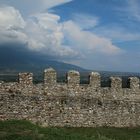 Blick von der Burg in Platamonas (Nordgriechenland) auf das Olympmassiv und die Küste