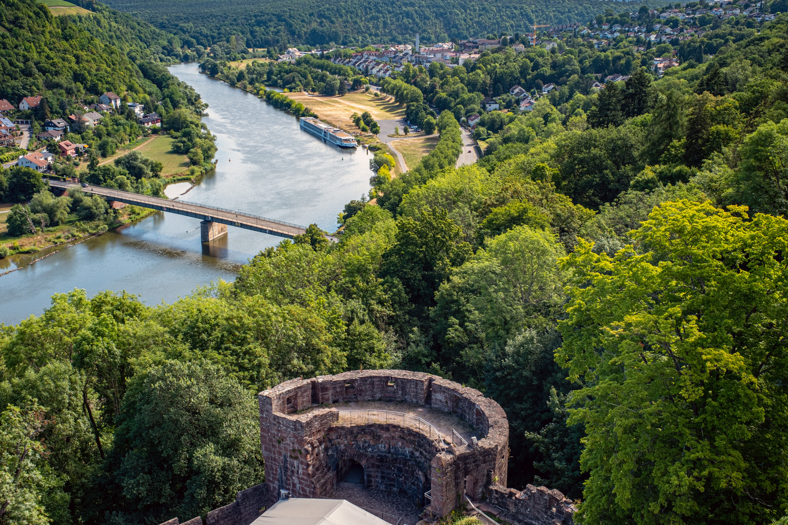 Blick von der Burg Wertheim auf den Main