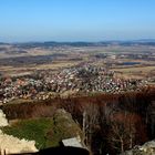 Blick von der Burgruine Kynast über den Ort Sobieszow (Hermsdorf) weit ins Hirschberger Land