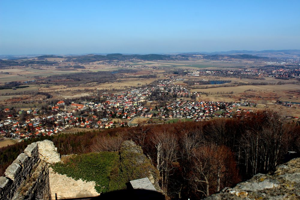 Blick von der Burgruine Kynast über den Ort Sobieszow (Hermsdorf) weit ins Hirschberger Land