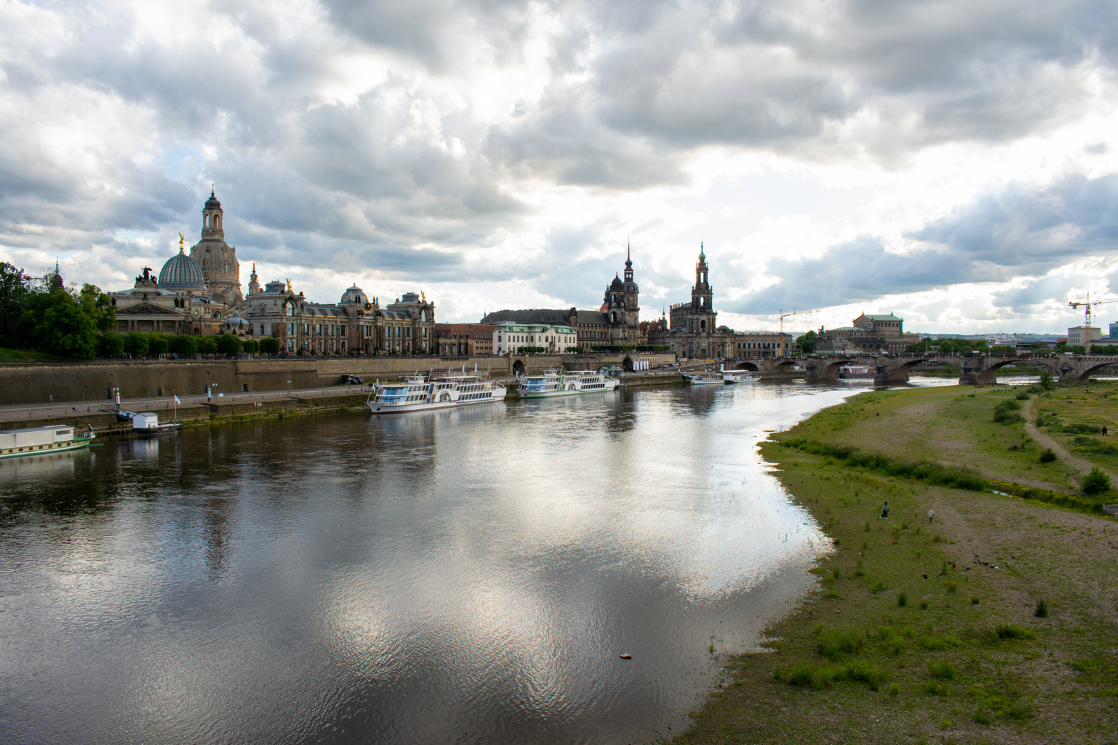 Blick von der Carolabrücke auf Dresden
