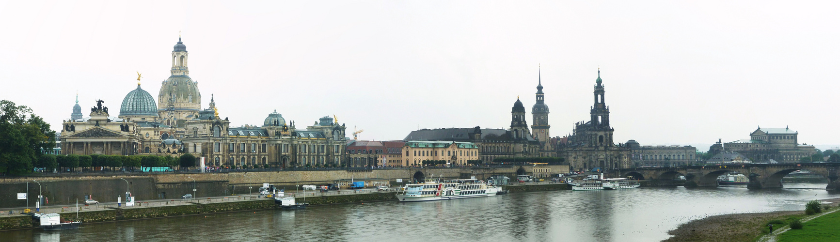 Blick von der Carolabrücke auf Dresden´s Altstadt