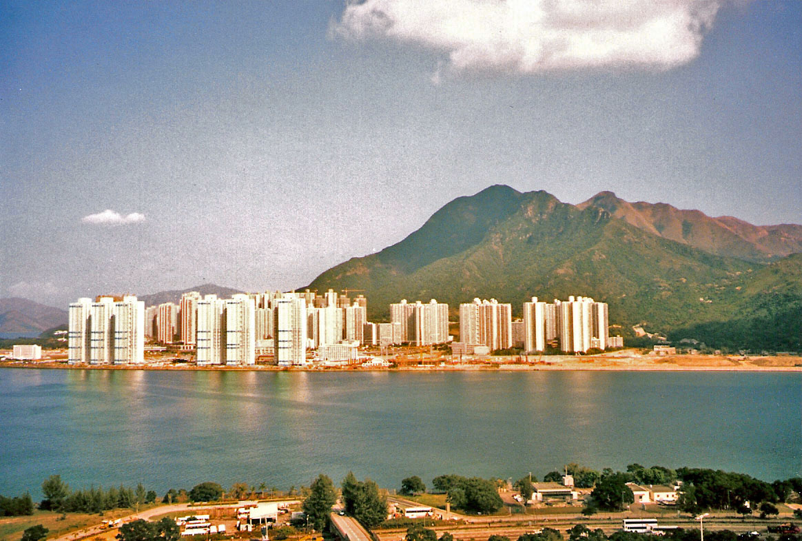 Blick von der Chinese University of Hong Kong auf Wohnhochhäuser