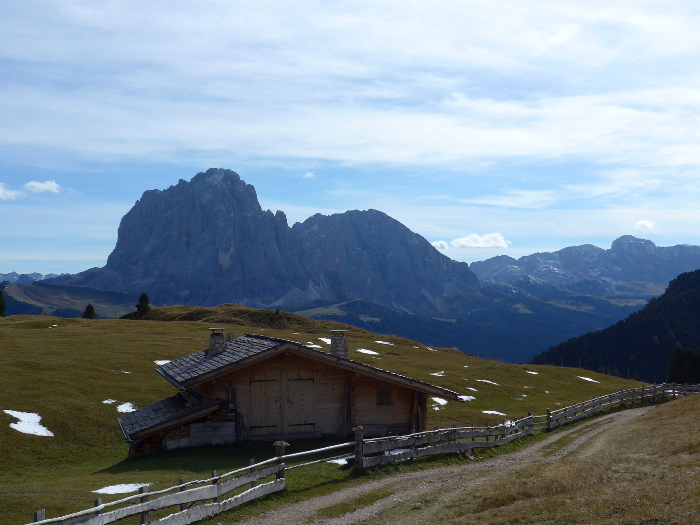 Blick von der Cislesalm auf den Lang- und Plattkofel (Südtirol)