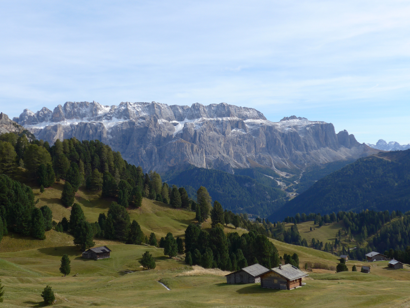 Blick von der Cislesalm auf den Sellastock (Südtirol)