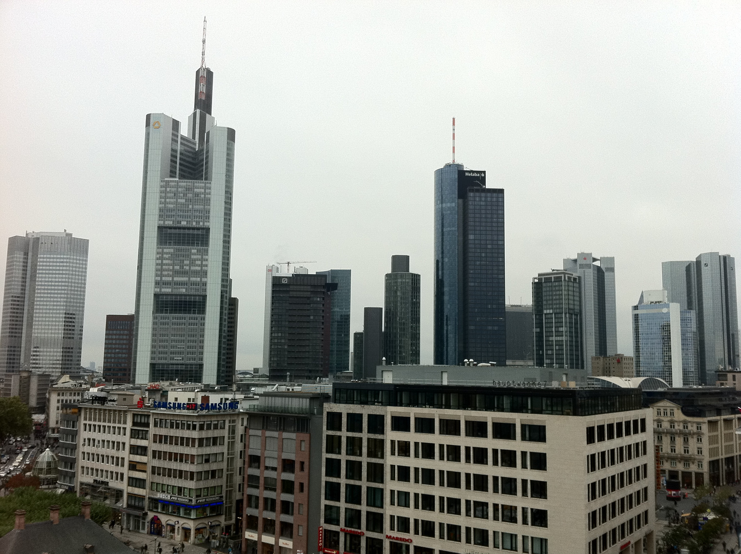 Blick von der Dachterrasse der Galeria kaufhof in Frankfurt auf die Skyline