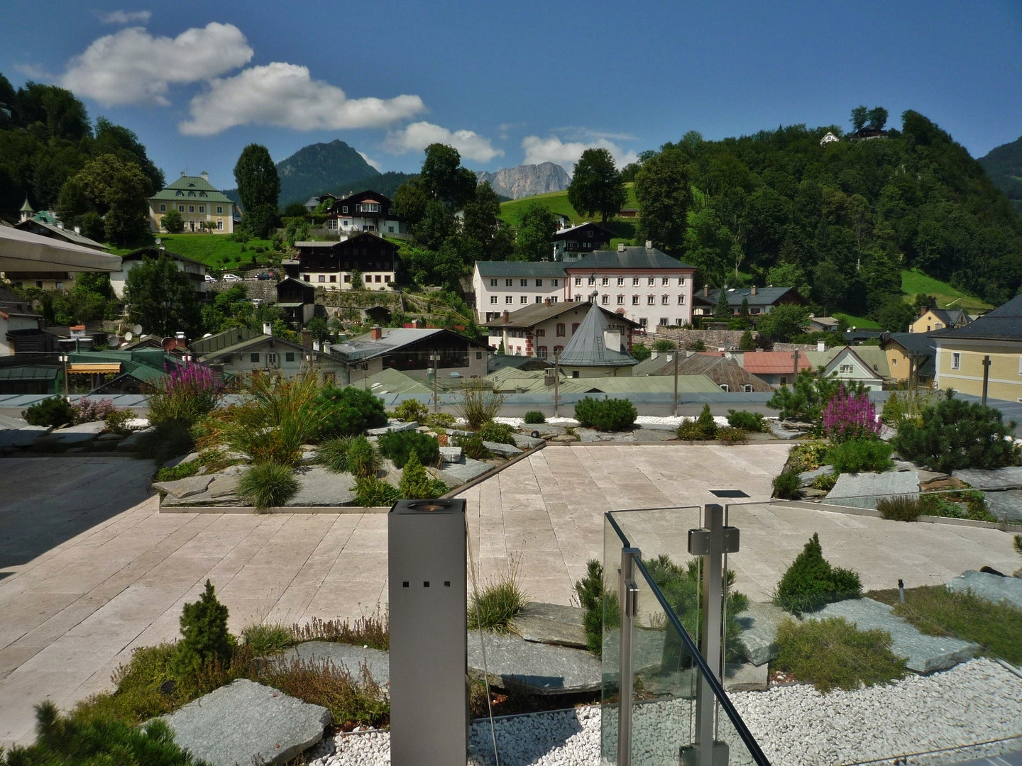 Blick von der Dachterrasse des Hotels "Edelweiss" auf Berchtesgaden