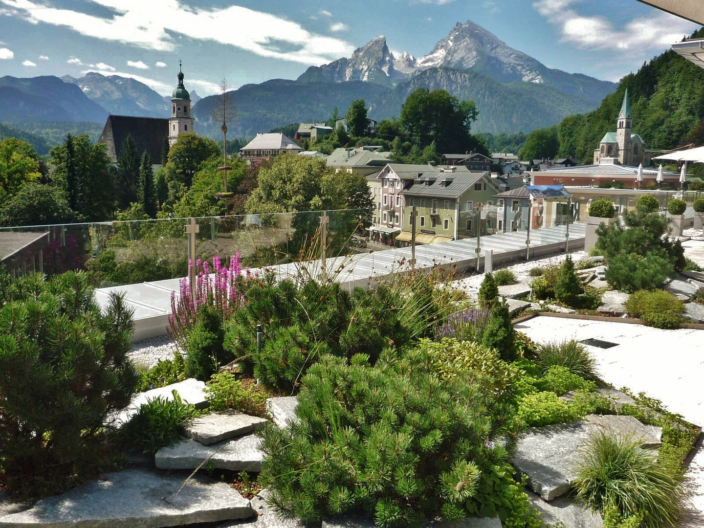Blick von der Dachterrasse des Hotels "Edelweiss" auf  Berchtesgaden